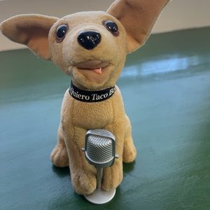 TACO BELL SINGING CHIHUAHUA